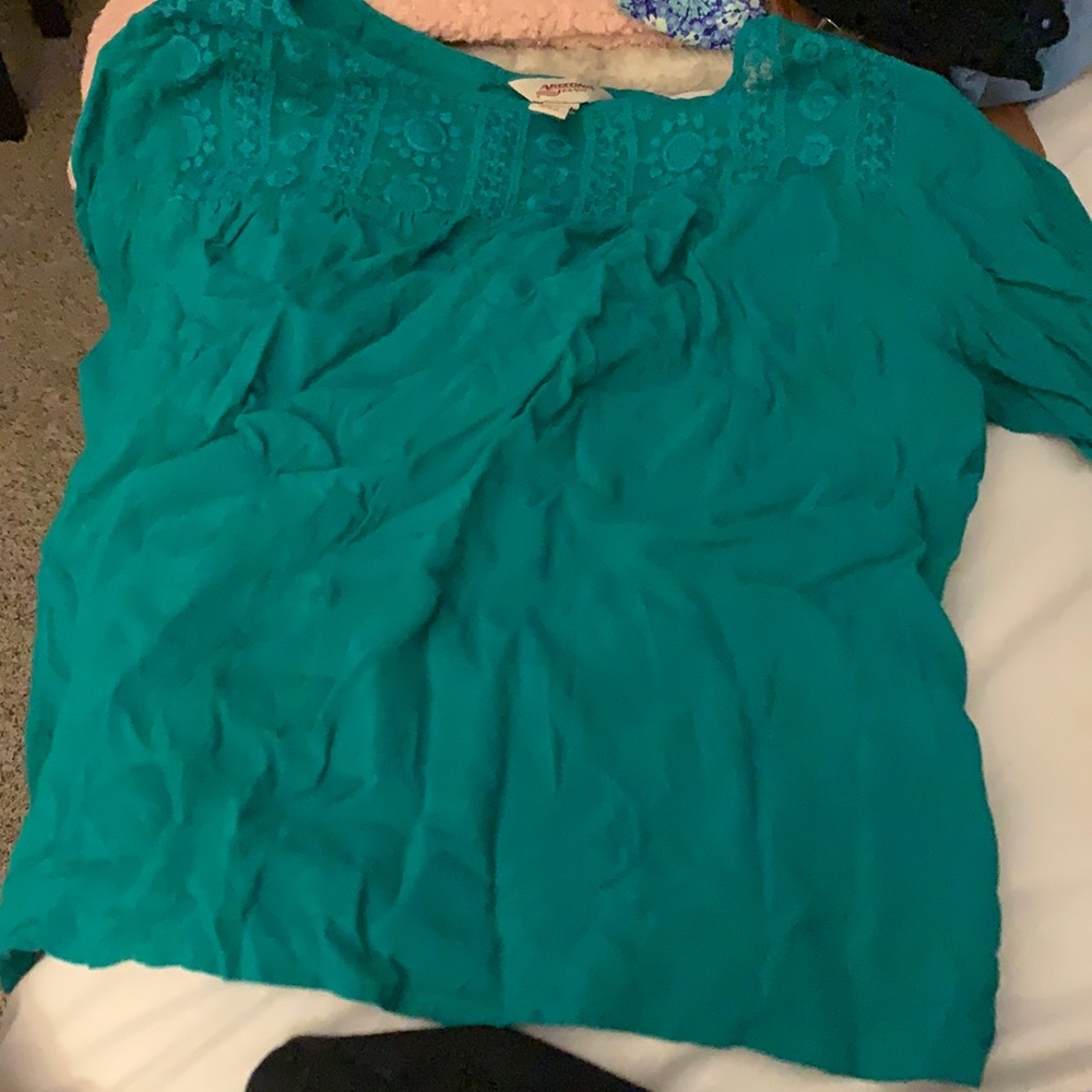 Quarter inch blouse with flower detail